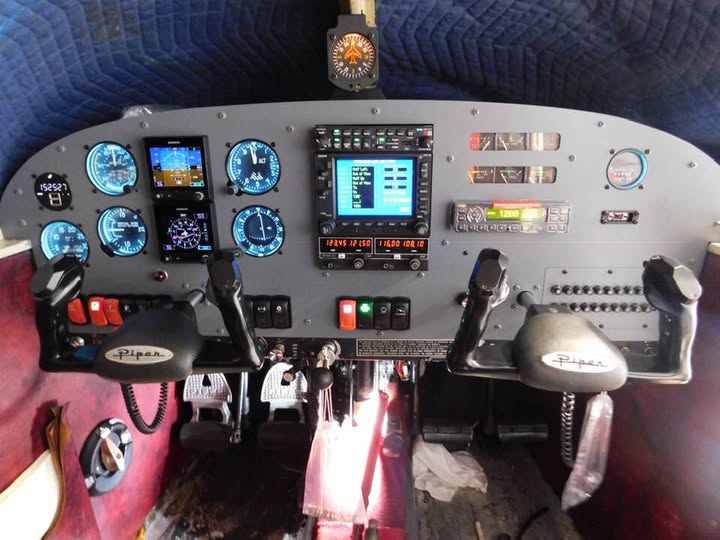 Piper PA-28 Cherokee cockpit